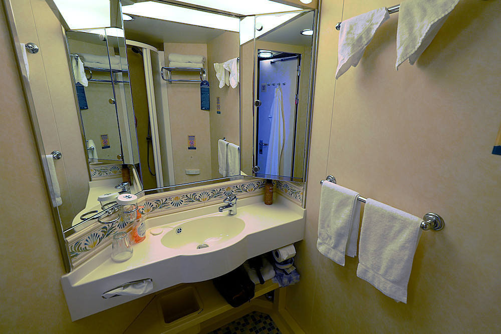 Liberty Of The Seas 7658 bathroom