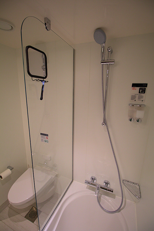 MSC Seaside cabin 14211 shower and bath tub