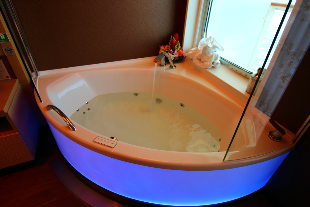 Jacuzzi tub in Haven Spa Suite - Norwegian Getaway
