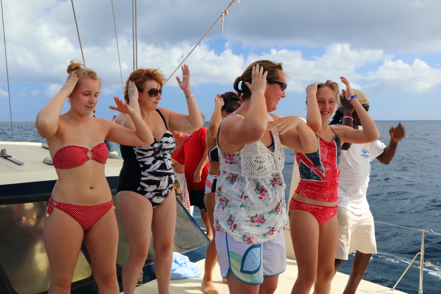 Macarena sail boat girls