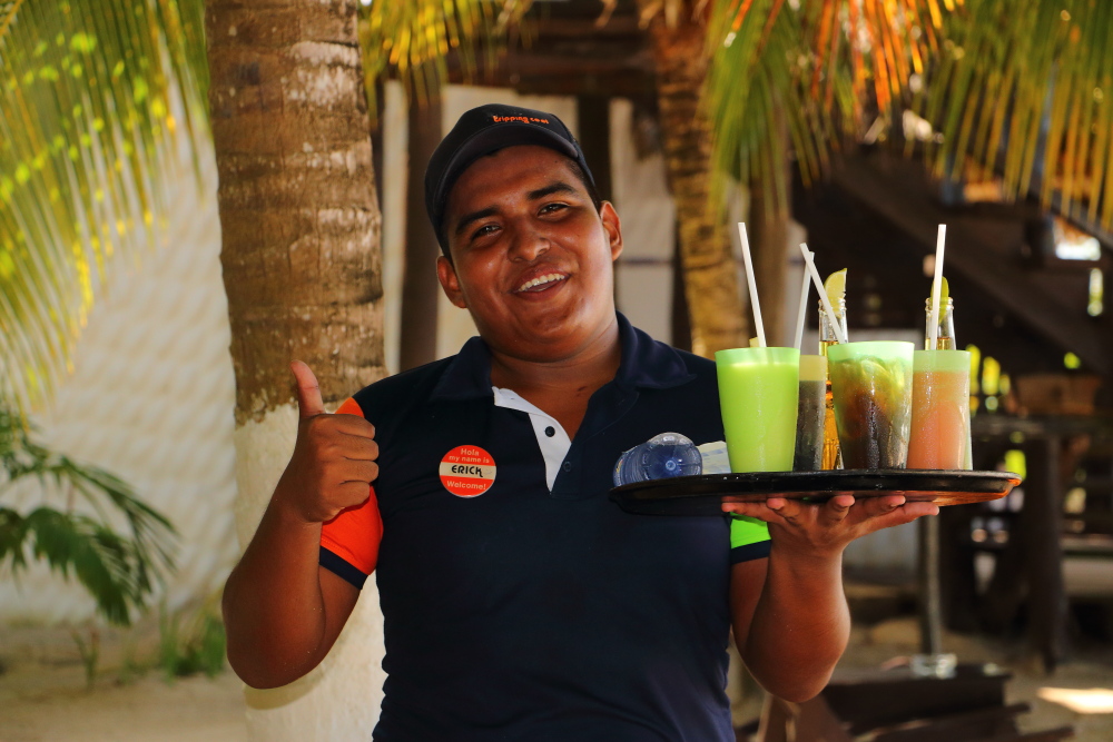 La Casa En La Playa waiter