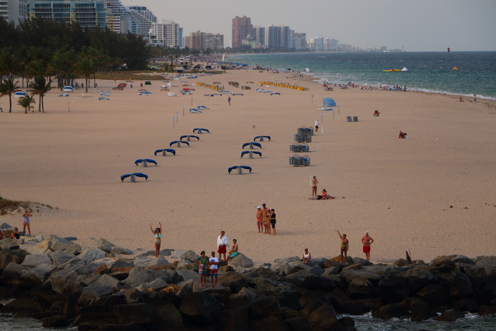 Ft Lauderdale beach cruise ship sailaway