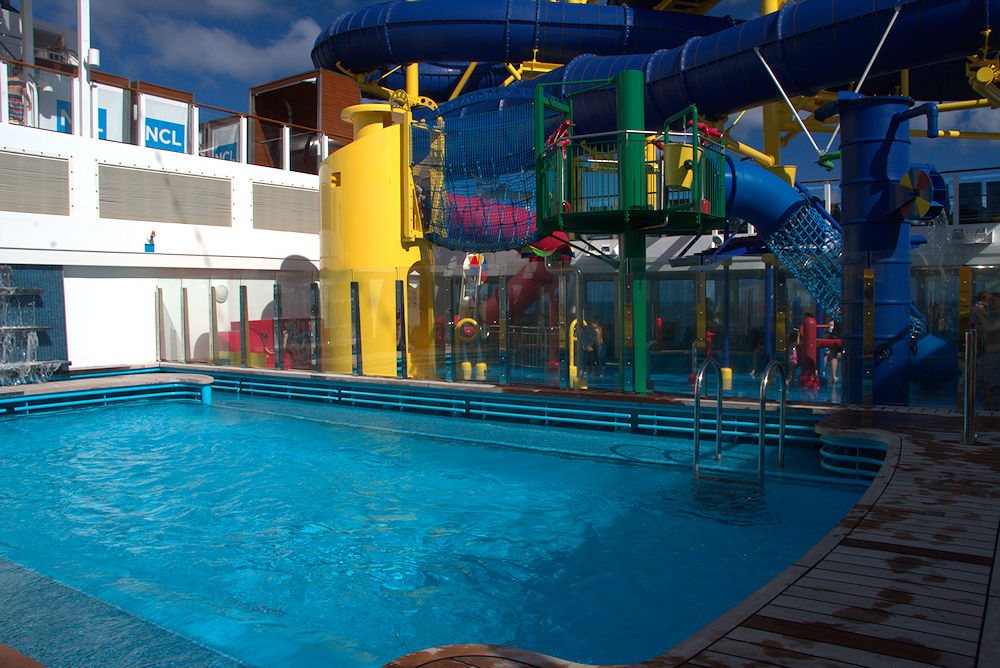 Norwegian Escape swimming pool