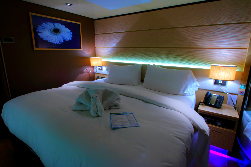 Norwegian Getaway cabin 14136 at night