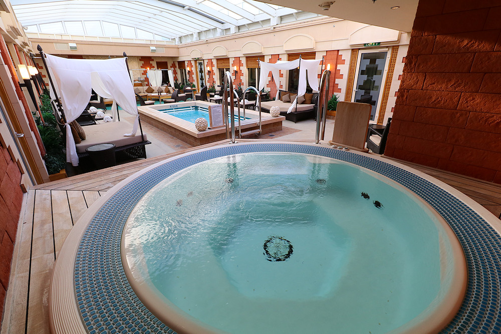 Norwegian Pearl courtyard Jacuzzi