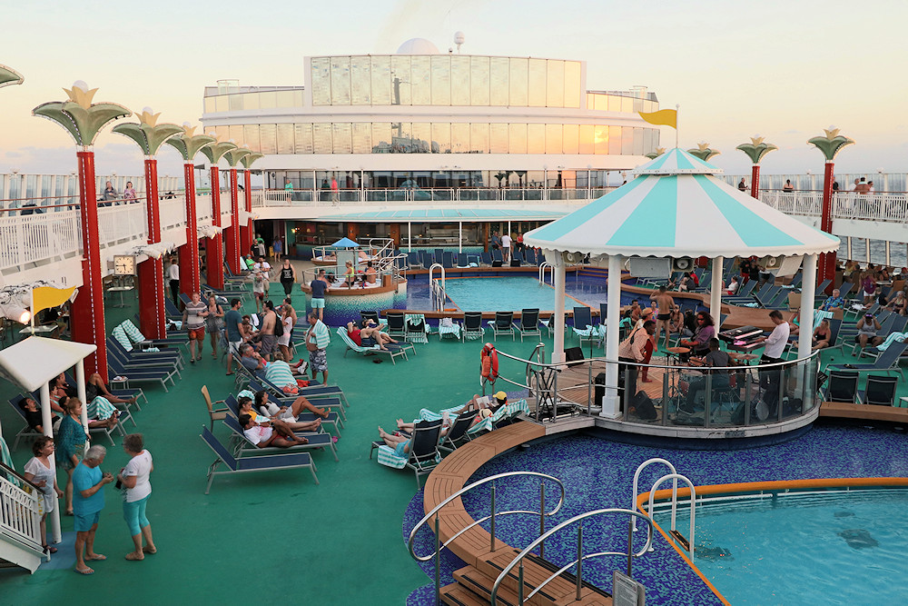 Norwegian Pearl pool deck