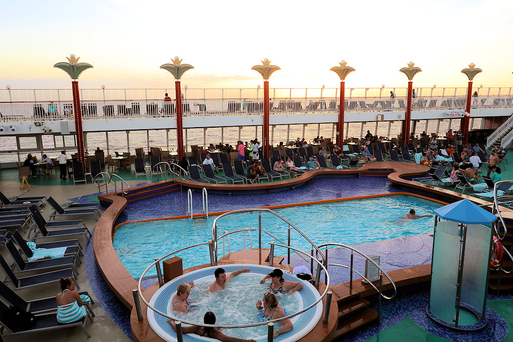 Norwegian Pearl swimming pool