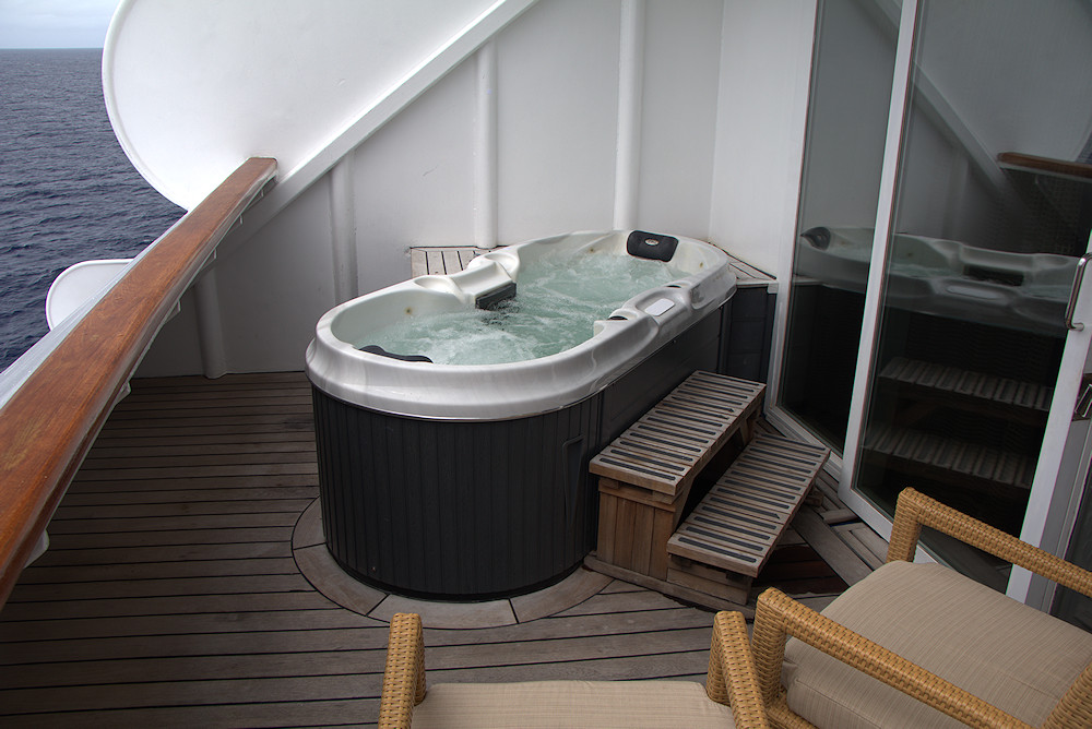 Norwegian Sky owners suite Jacuzzi 9001