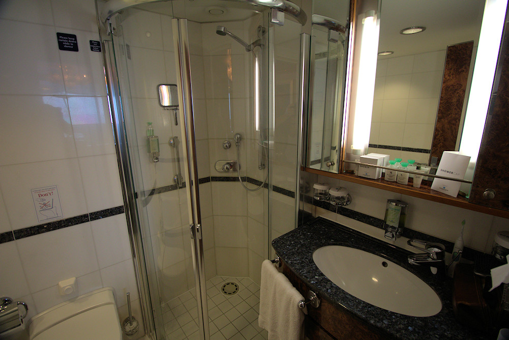 Norwegian Sky shower 9001 suite