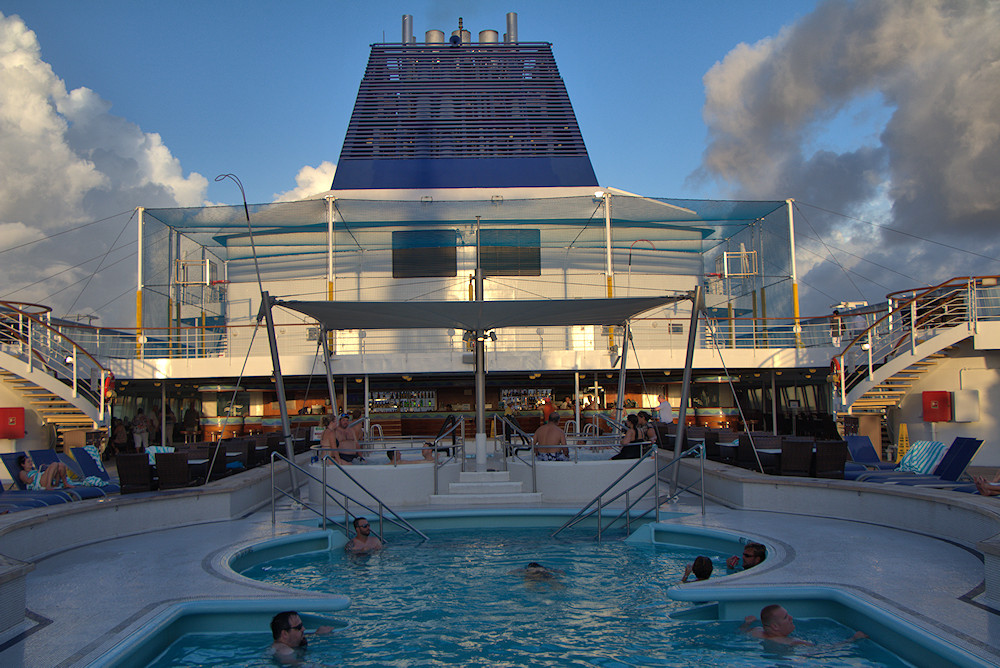 Norwegian Sky swimming pool