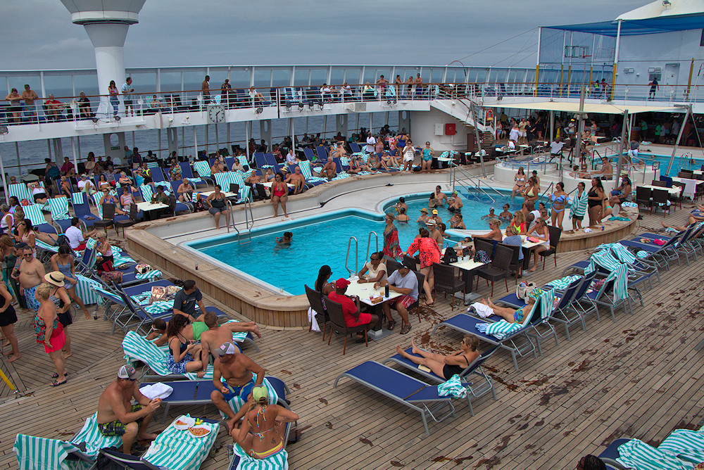 Norwegian Sky pool