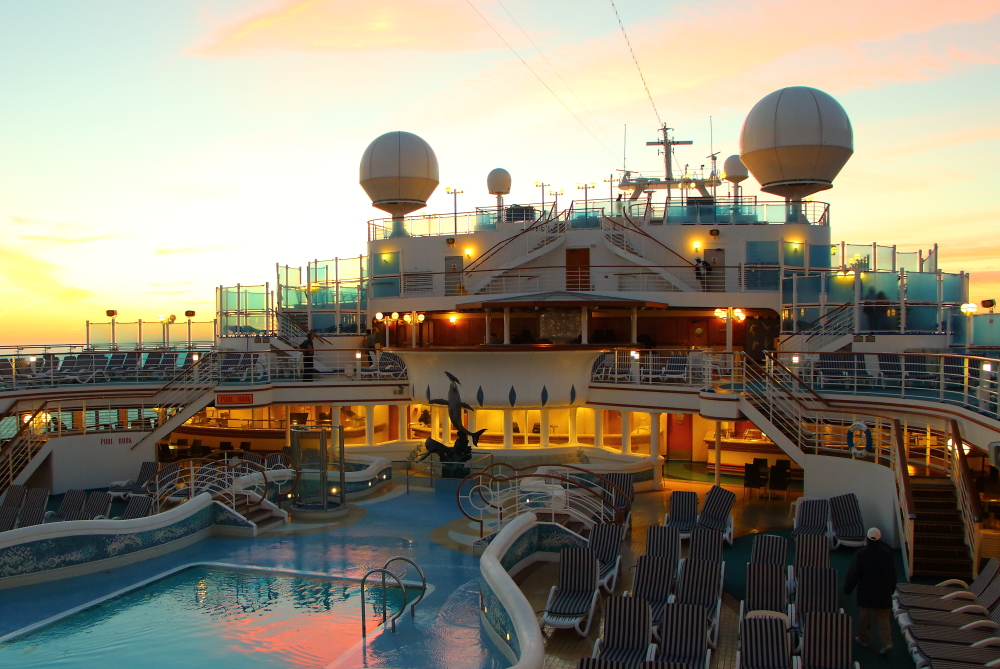 Sapphire Princess Neptune swimming pool